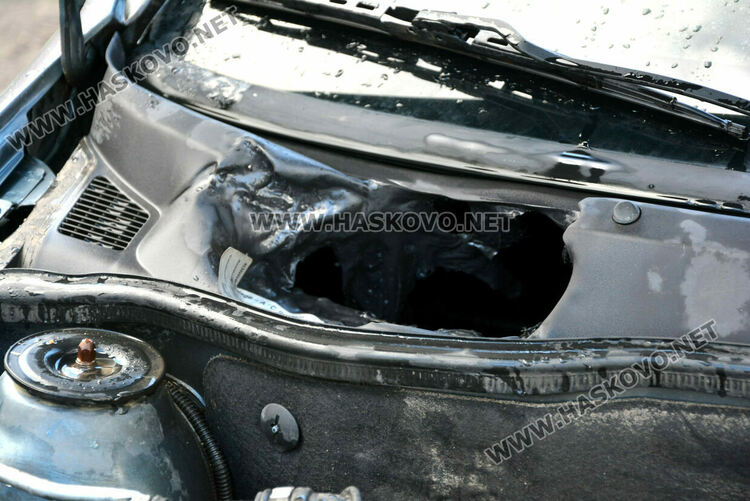 Автомобил се подпали в движение, собственикът успя да го загаси