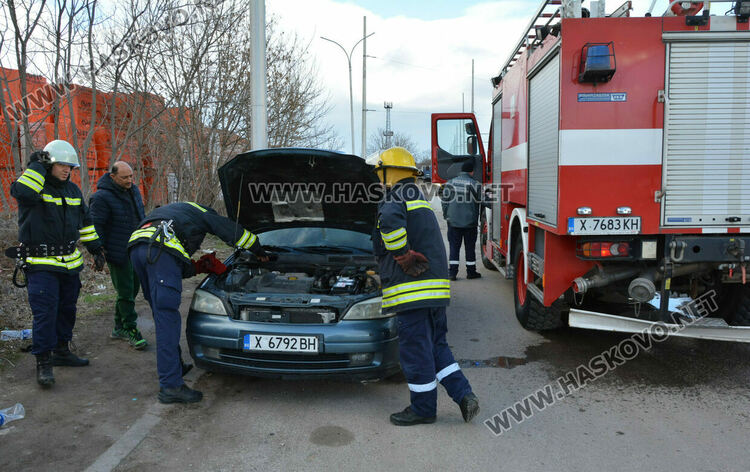 Автомобил се подпали в движение, собственикът успя да го загаси