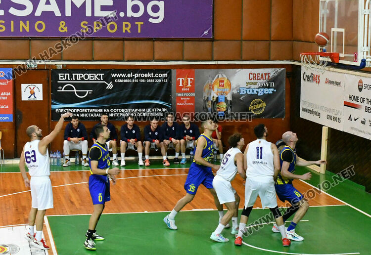 „Хебър“ победи „Хасково“ в дерби мач