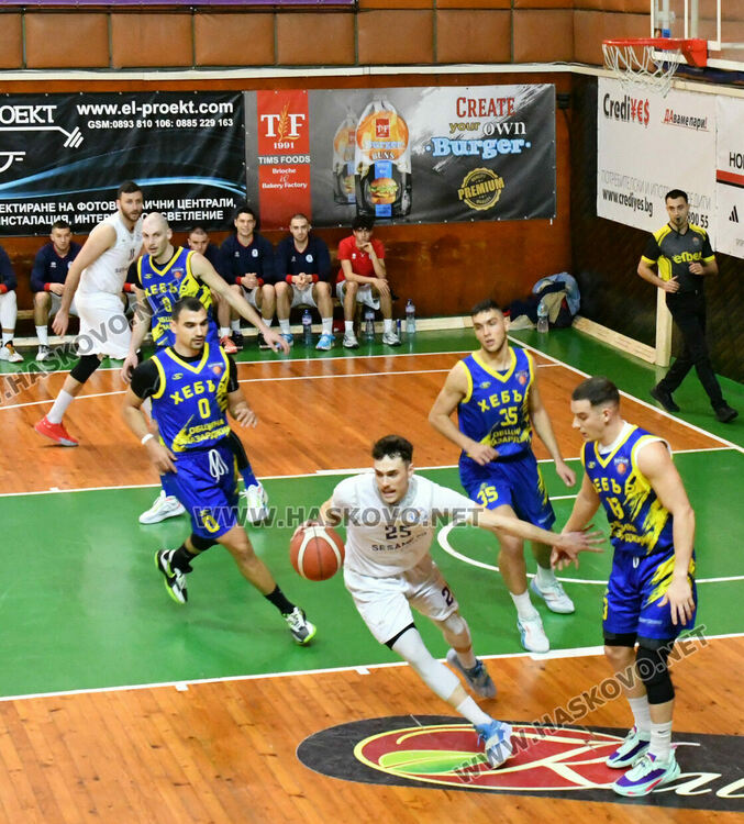 „Хебър“ победи „Хасково“ в дерби мач