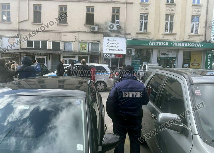 Протест от прозорец за паркомясто пред Общината и скандал с името на „Да, България“