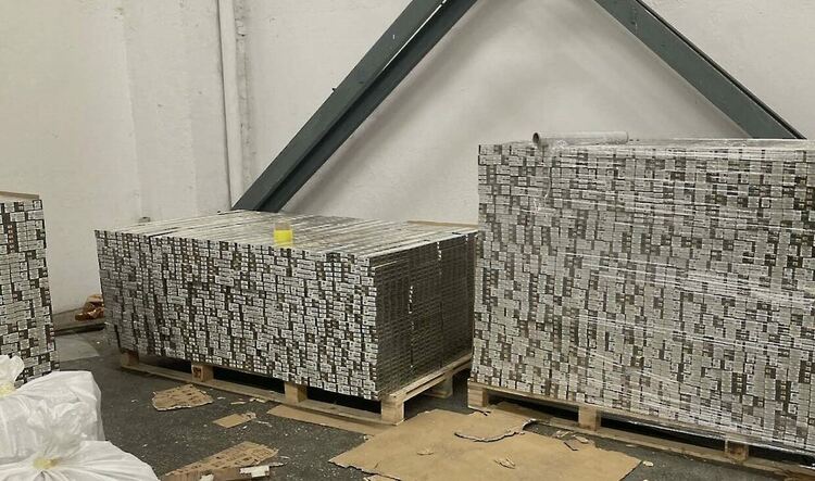 Извадиха от кухините на мебели контрабандни цигари за 300 хил.лв.