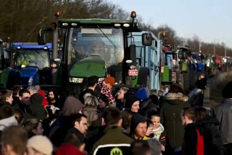 Фермери заплашват да блокират безсрочно Париж от днес