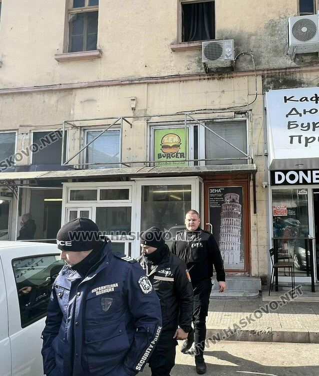 Протест от прозорец за паркомясто пред Общината и скандал с името на „Да, България“