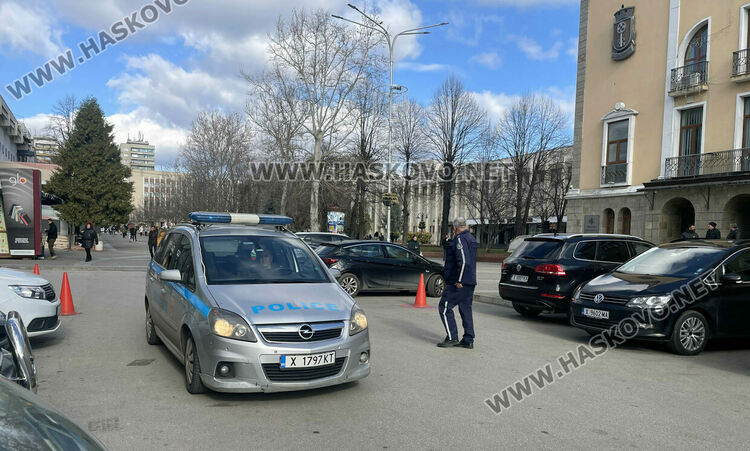 Протест от прозорец за паркомясто пред Общината и скандал с името на „Да, България“