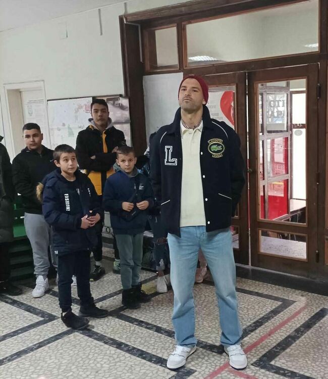 Посрещнаха с пита и мед Григор Димитров в Спортното училище в Хасково