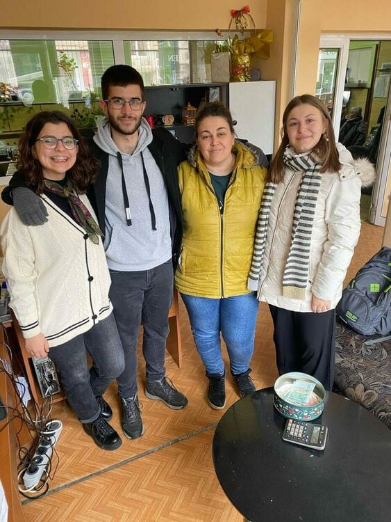 Млади хора от Кърджали с грижа за деца и възрастни в нужда от областта