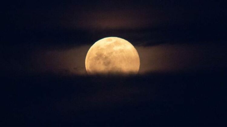 Луната се свива (макар и много бавно)