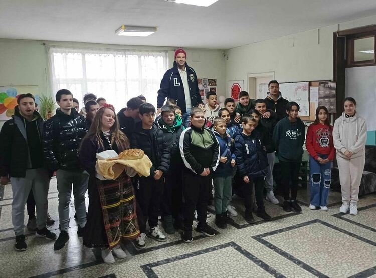 Посрещнаха с пита и мед Григор Димитров в Спортното училище в Хасково