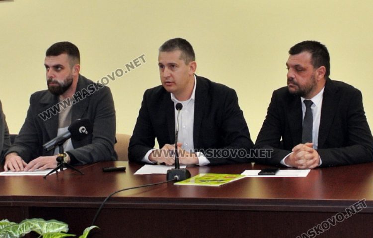 Георги Георгиев (в средата)