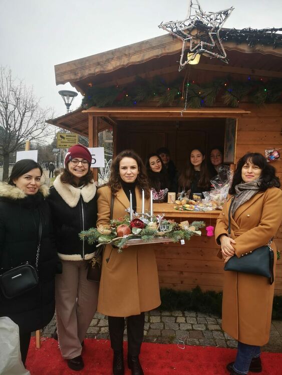 Млади хора от Кърджали с грижа за деца и възрастни в нужда от областта