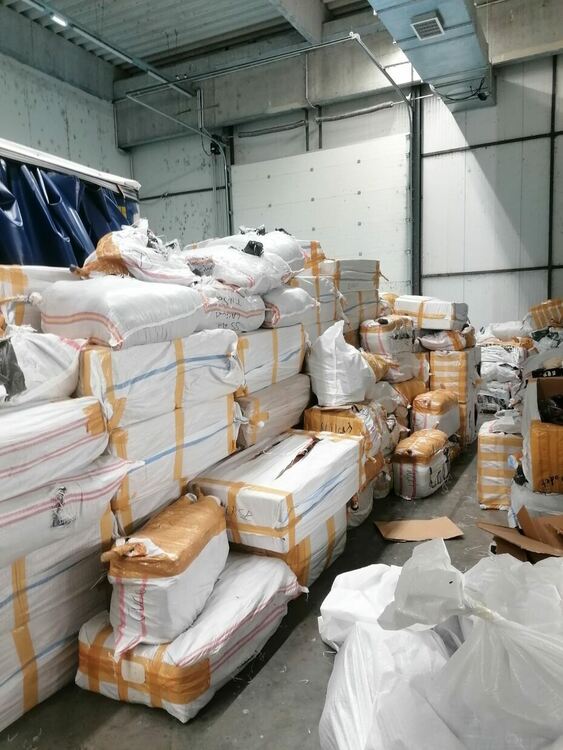 Откриха над 84 000 „маркови“ стоки в тир на границата