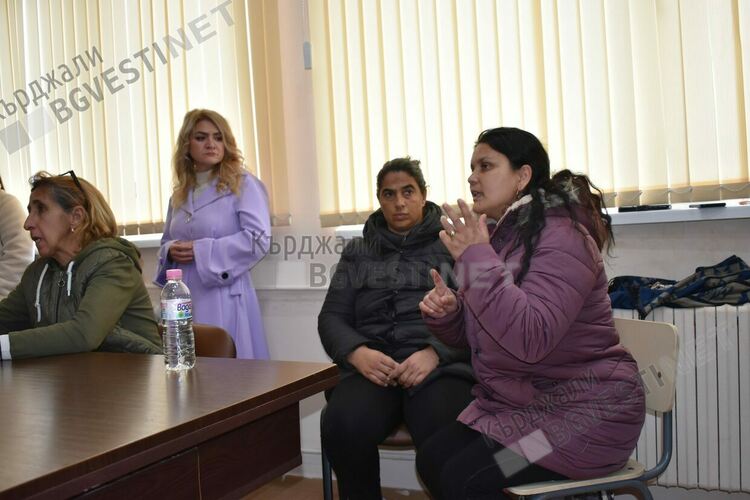 В 21-век в Кърджали деца ходят на училище без бельо и обувки,учителите им ги обличат и им ги подаряват