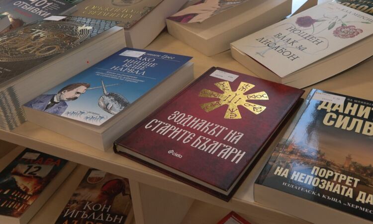 Учениците с покана от библиотеката по време на междусрочната ваканция