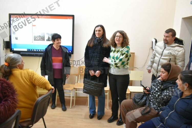 В 21-век в Кърджали деца ходят на училище без бельо и обувки,учителите им ги обличат и им ги подаряват