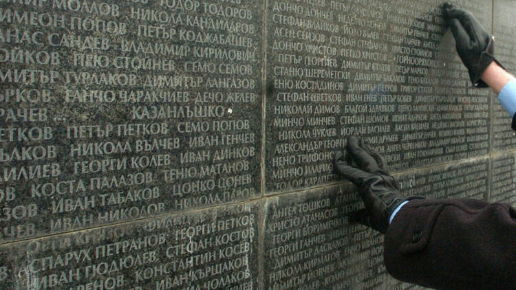 Мемориалната стена на жертвите на комунизма е издигната със средства от дарения и открита през 1999 г. в памет на невинните жертви - убитите без съд и присъда, на изселените, въдворените в лагери, прогонените от домовете си. На черния гранит са изписани имената на 7 526 от жертвите.