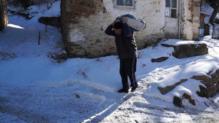 В Брезе се стягат за протест, за "три години в селото няма сменена дори една крушка" 