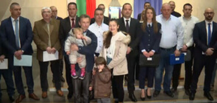Наградиха служители и граждани, участвали в издирването на 4-годишно дете край Радомир