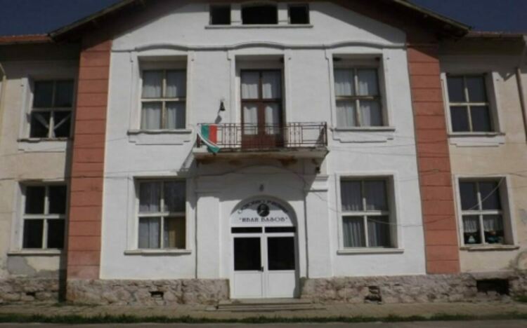 Основното училище „Иван Вазов“ в село Извор е в списъка на защитените училища и няма да се закрива, каза министър Галин Цоков