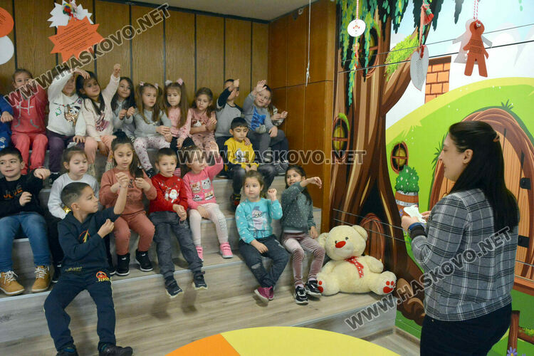 Учениците с покана от библиотеката по време на междусрочната ваканция