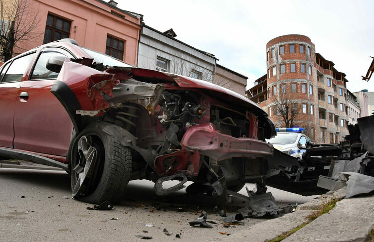 Шофьор е откаран в Спешното отделение след удар в дърво