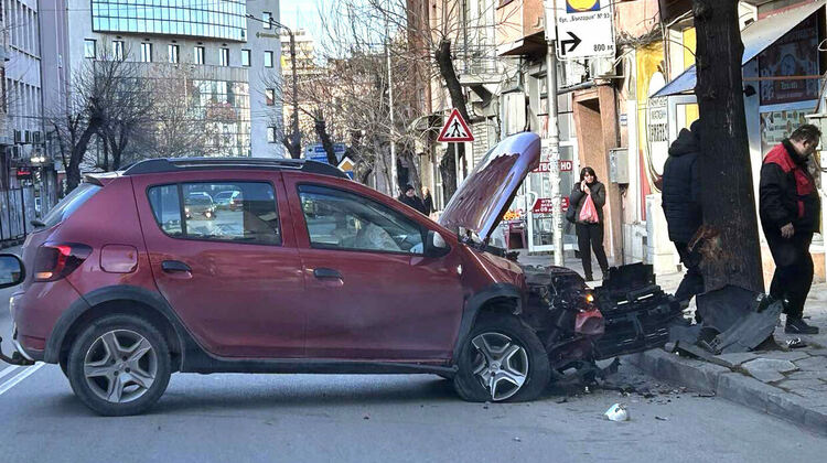 Шофьор е откаран в Спешното отделение след удар в дърво