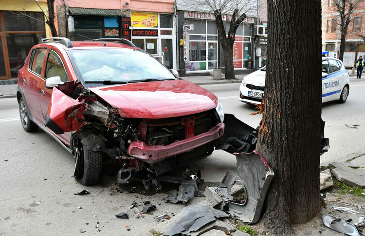 Шофьор е откаран в Спешното отделение след удар в дърво
