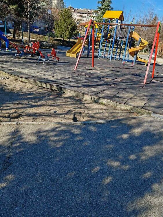 Опасна детска площадка в Хасково