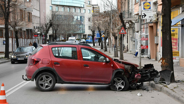 Шофьор е откаран в Спешното отделение след удар в дърво