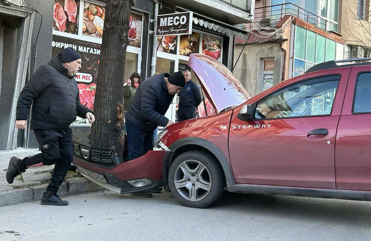 Шофьор е откаран в Спешното отделение след удар в дърво