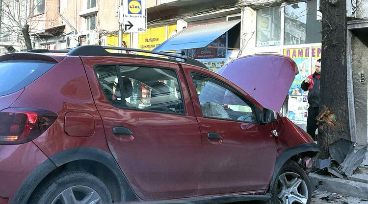 Шофьор е откаран в Спешното отделение след удар в дърво