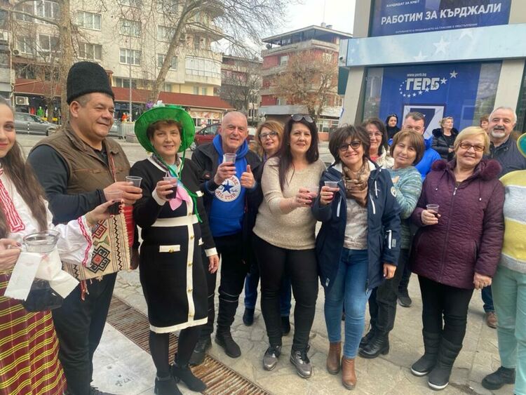 Трифон Зарезан пред офиса на ГЕРБ в Кърджали