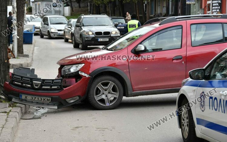 Глоба за водача, който се заби с колата си в дърво в Хасково