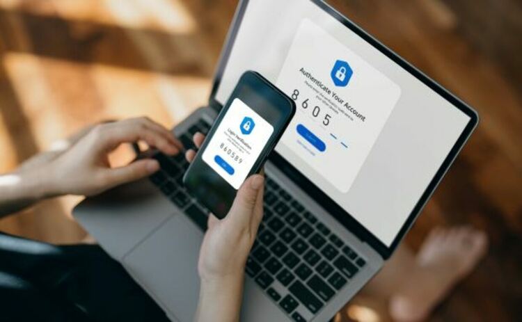 Нова измама с есемеси и популярна стрийминг платформа краде лични данни на българи