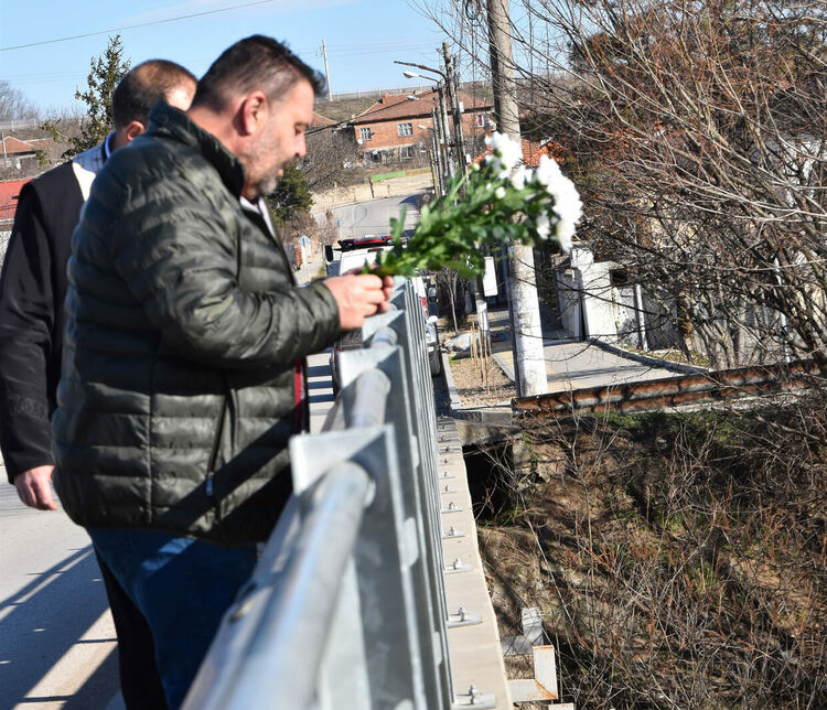 Панихида за загиналите при наводнението преди 12 г. в Бисер  