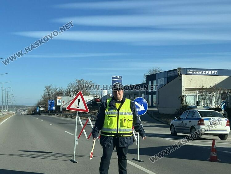 Земеделците затвориха отсечка на изхода от Хасково с тежки машини в знак на протест