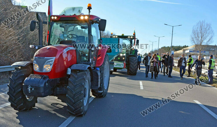 Земеделците от Хасковско готови с оборска тор, ако властта не удовлетвори исканията им