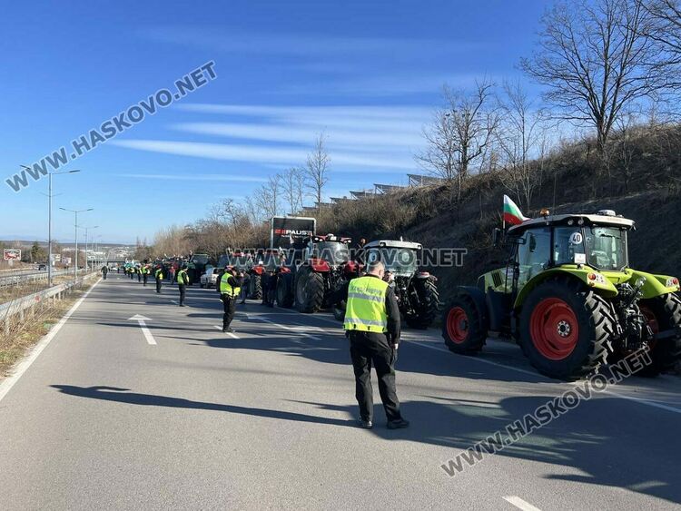 Земеделците затвориха отсечка на изхода от Хасково с тежки машини в знак на протест