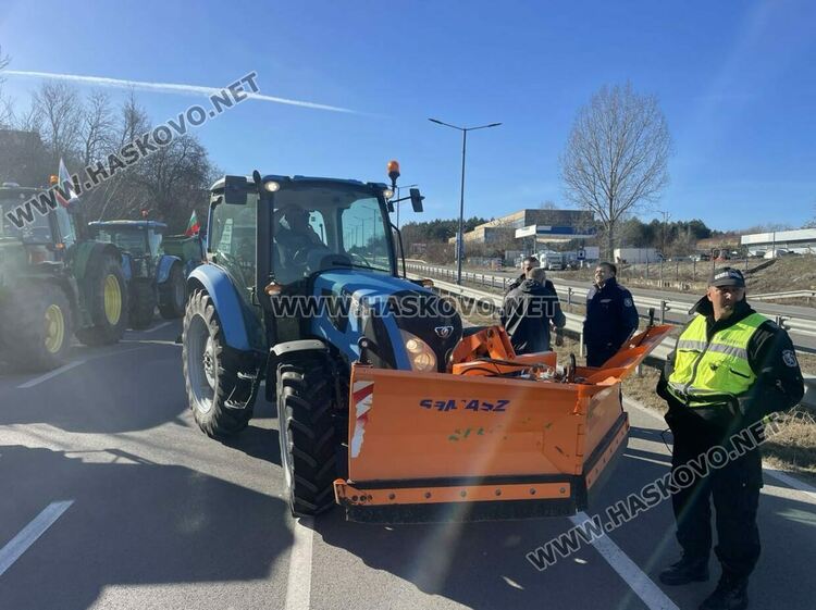Земеделците затвориха отсечка на изхода от Хасково с тежки машини в знак на протест