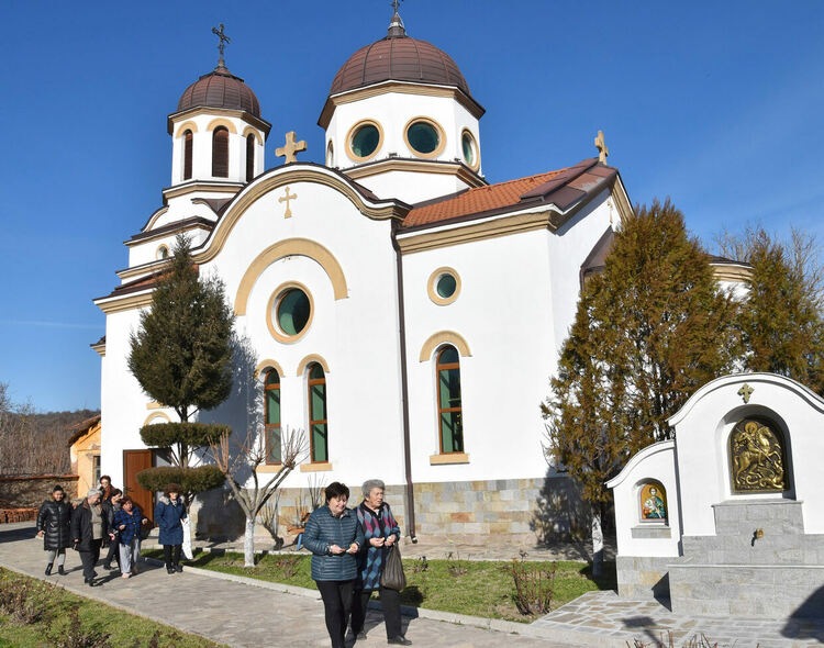 Панихида за загиналите при наводнението преди 12 г. в Бисер  