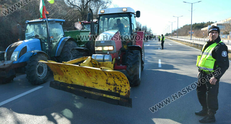 Земеделците от Хасковско готови с оборска тор, ако властта не удовлетвори исканията им