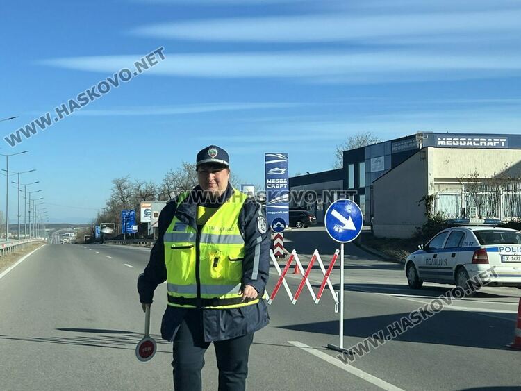 Земеделците затвориха отсечка на изхода от Хасково с тежки машини в знак на протест