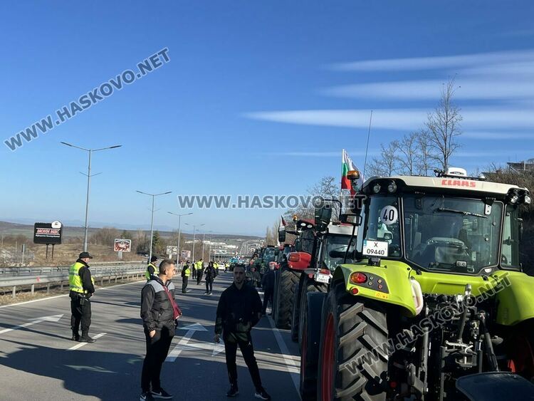 Земеделците затвориха отсечка на изхода от Хасково с тежки машини в знак на протест
