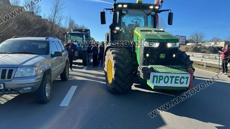 Земеделците затвориха отсечка на изхода от Хасково с тежки машини в знак на протест