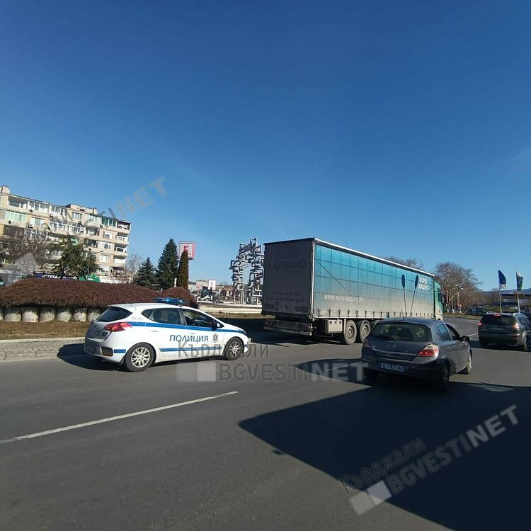 Пловдивски тир блокира  пътя на пожарна на Кръговото на Автогарата,отнесе го от полицията