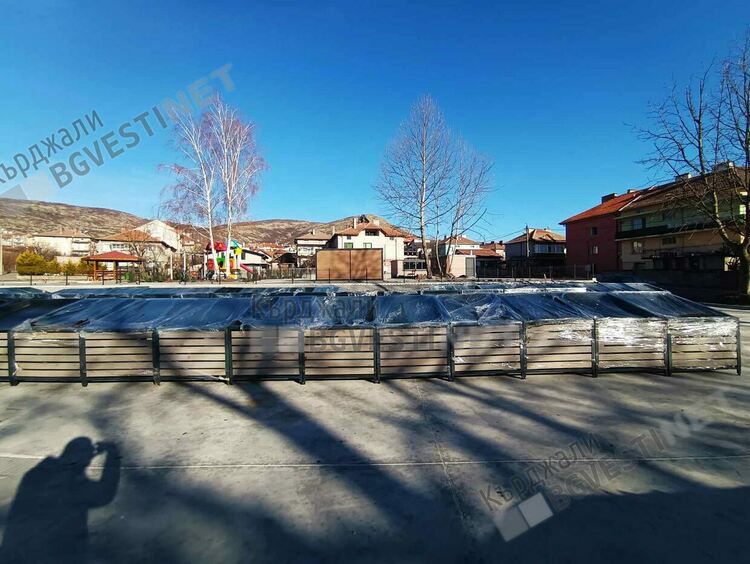 Трескаво работят по новия модерен  Пазар в Момчилград,стягат се за откриване/снимки/