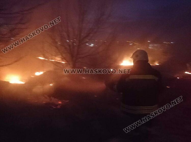 Пожар избухна във вилна зона „Кенана“