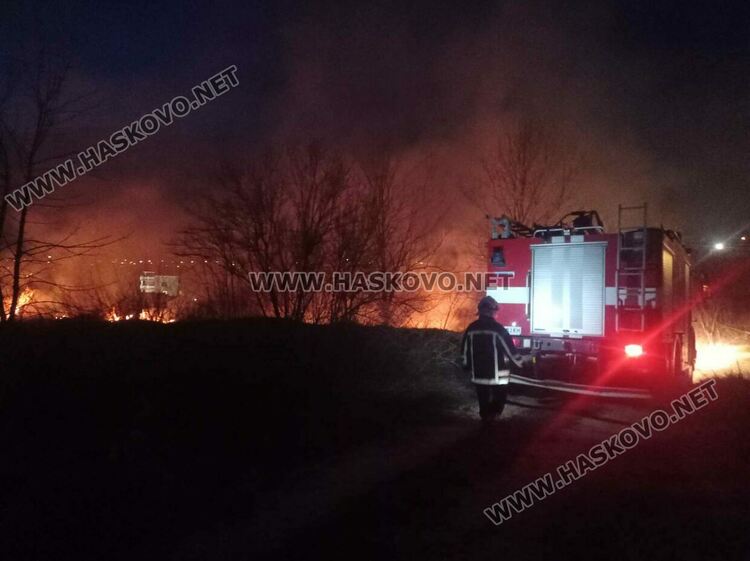 Пожар избухна във вилна зона „Кенана“