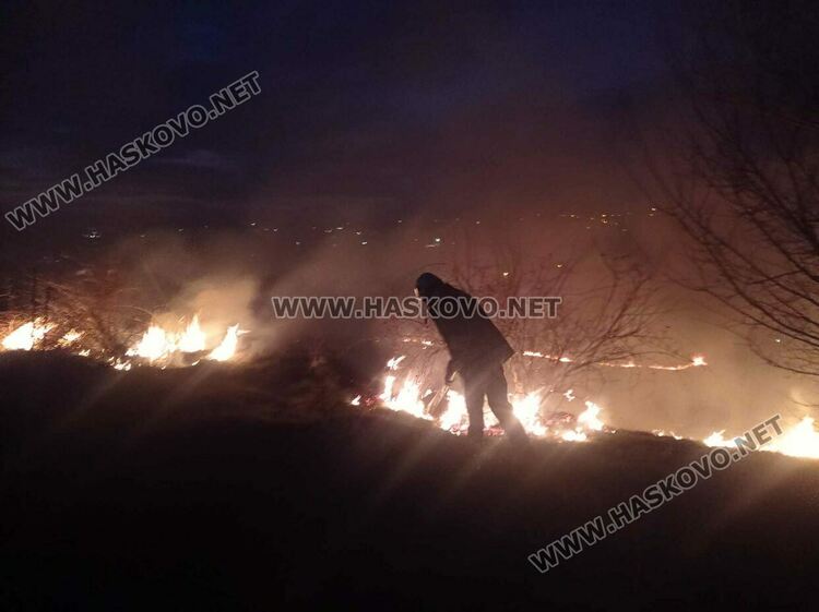 Пожар избухна във вилна зона „Кенана“