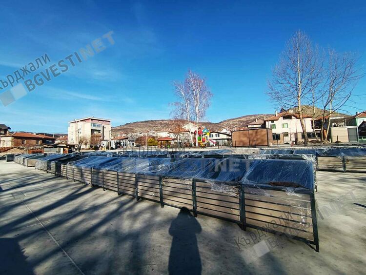 Трескаво работят по новия модерен  Пазар в Момчилград,стягат се за откриване/снимки/